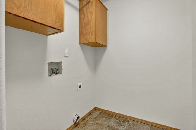 Building Photo - Great 2 story Townhome with Garage!