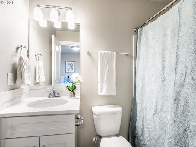 Building Photo - Detached Townhouse, 3br 3.5bth, Built 2022, Gorgeous upgrades