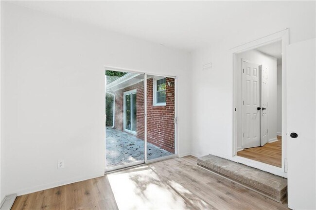 Building Photo - 2801 Mitchell Dr