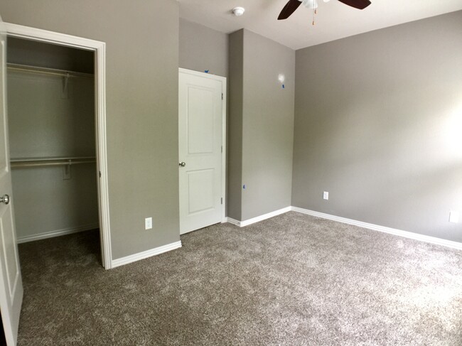 Building Photo - 393 S Hill Ave