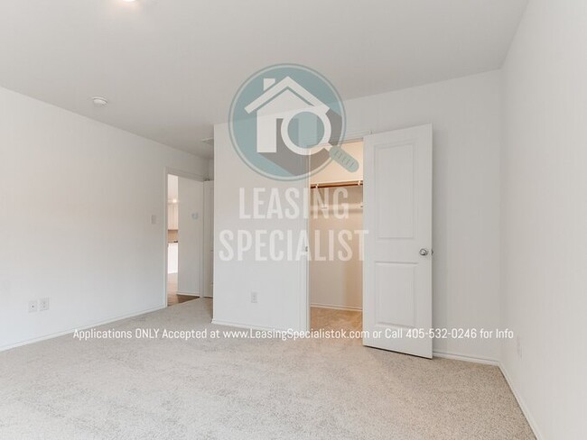 Building Photo - MOVE IN SPECIAL on This Spacious 3 Bed 2 B...