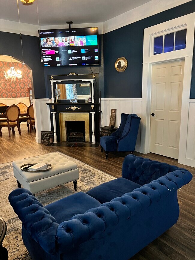 Living Room - 504 N Ridge St