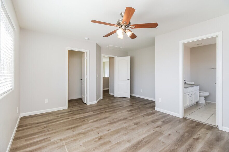 Building Photo - 11559 W Buchanan St