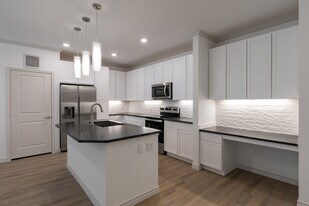 Building Photo - Oak Ridge