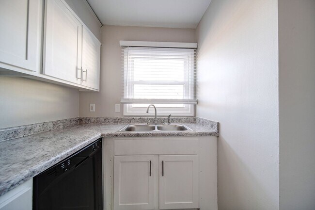 Building Photo - 2433 Charles Blvd