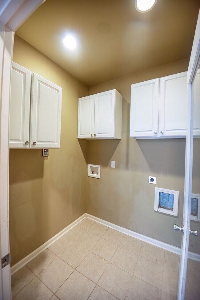 Building Photo - Beautiful home available today!