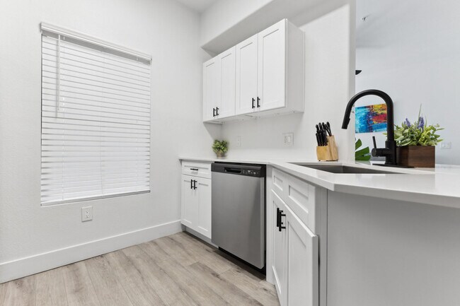 Building Photo - 875 W Pecos Rd