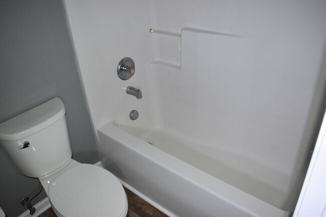 Building Photo - Beautiful Townhome