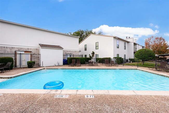 Building Photo - 2425 Augusta Dr