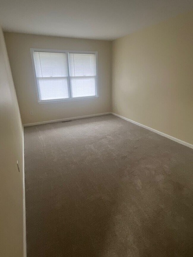 Building Photo - Gorgeous home with boat slip and water views