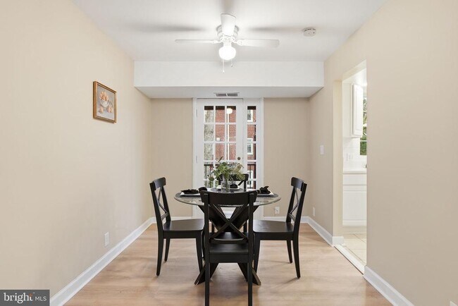 Building Photo - 3059 S Buchanan St