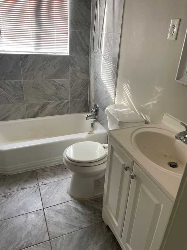 Building Photo - 3BR 1BA Home w/ Fenced Backyard & Patio • Stove-Ready Kitchen • Carport in Memphis