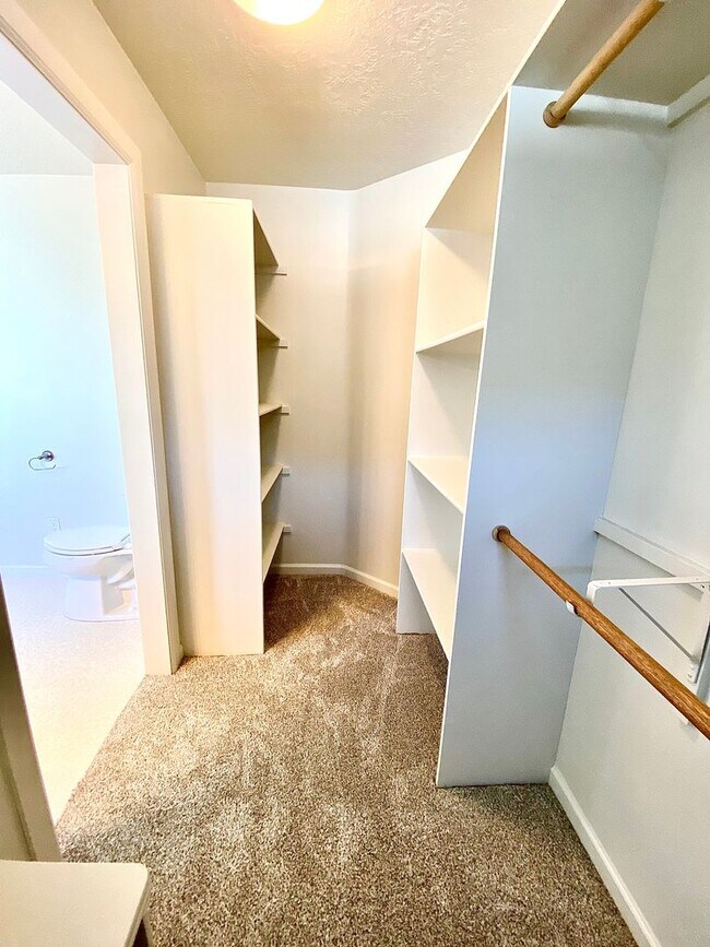 Building Photo - 3 Bedroom 2.5 Bath, 3 Car Garage w/Gorgeous Exterior