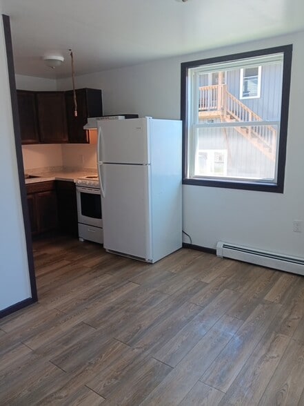 Primary Photo - 357 Main St