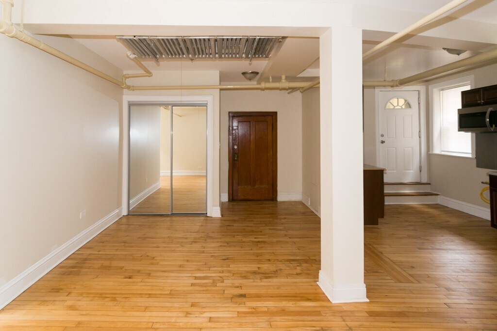 Building Photo - 4830 W Addison St