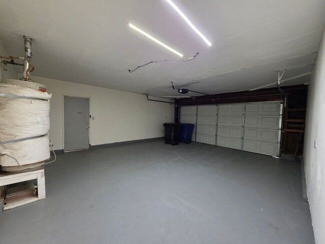 Building Photo - 3-bedroom single story in east Modesto nei...