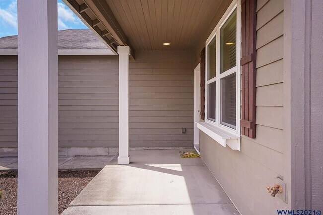 Building Photo - 848 NE Millstream Pl