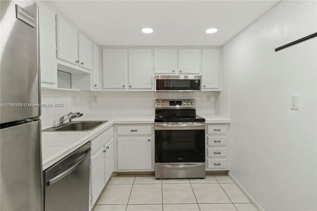 Building Photo - 3215 S Ocean Blvd