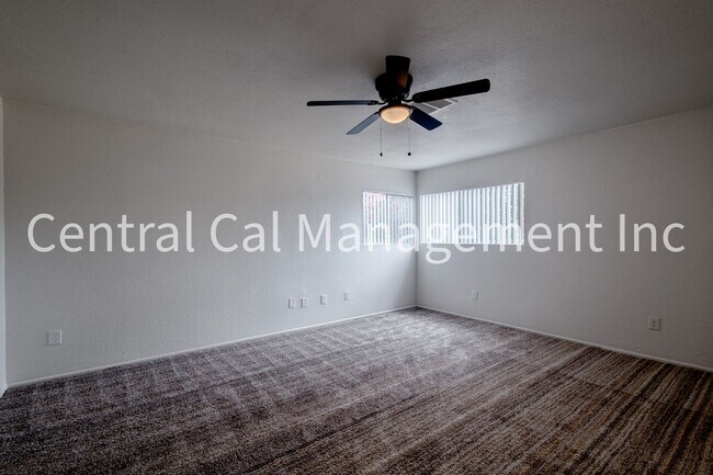 Building Photo - 4 Bedroom/2 Bath Home in Central Bakersfield - $2095 Per Month!