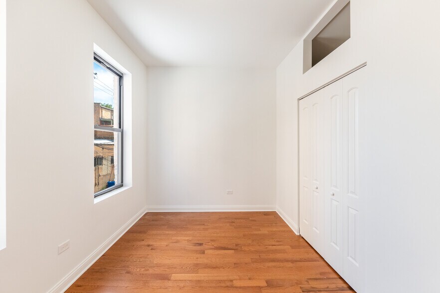 Building Photo - 914 W 19th Plz