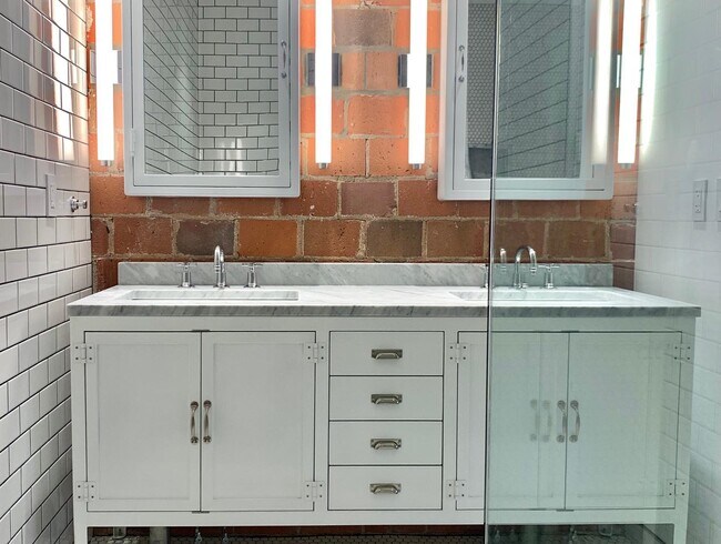 Building Photo - 855 N Pearl St