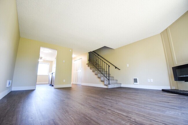 Building Photo - Spacious 2 bedroom 1.5 bath Town house Apa...