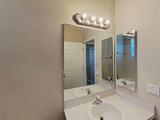 Building Photo - 3465 Bromfield Dr