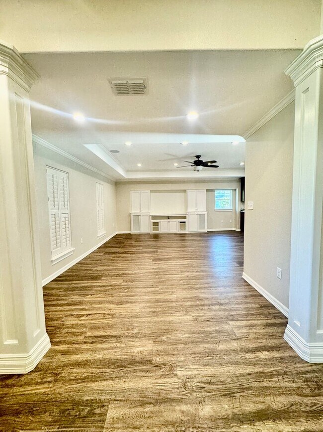 Building Photo - Elegant Estate in the Country Club Setting-Mother in law suite