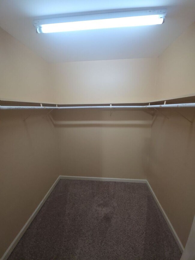 Building Photo - 2729 Churchill Dr