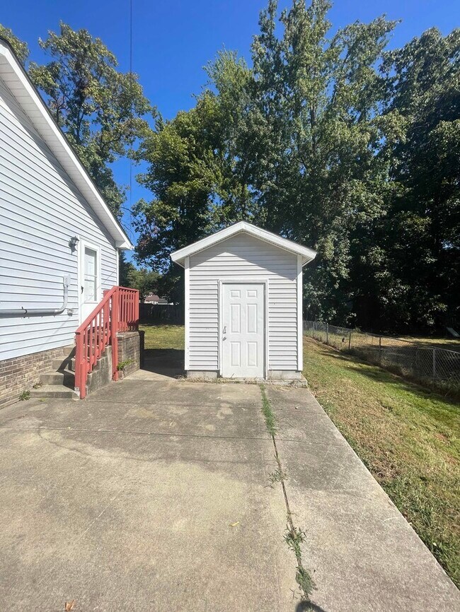 Building Photo - 641 Miles Ct