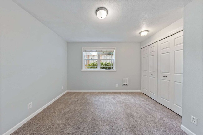 Building Photo - Charming 3 bedroom home with large yard!