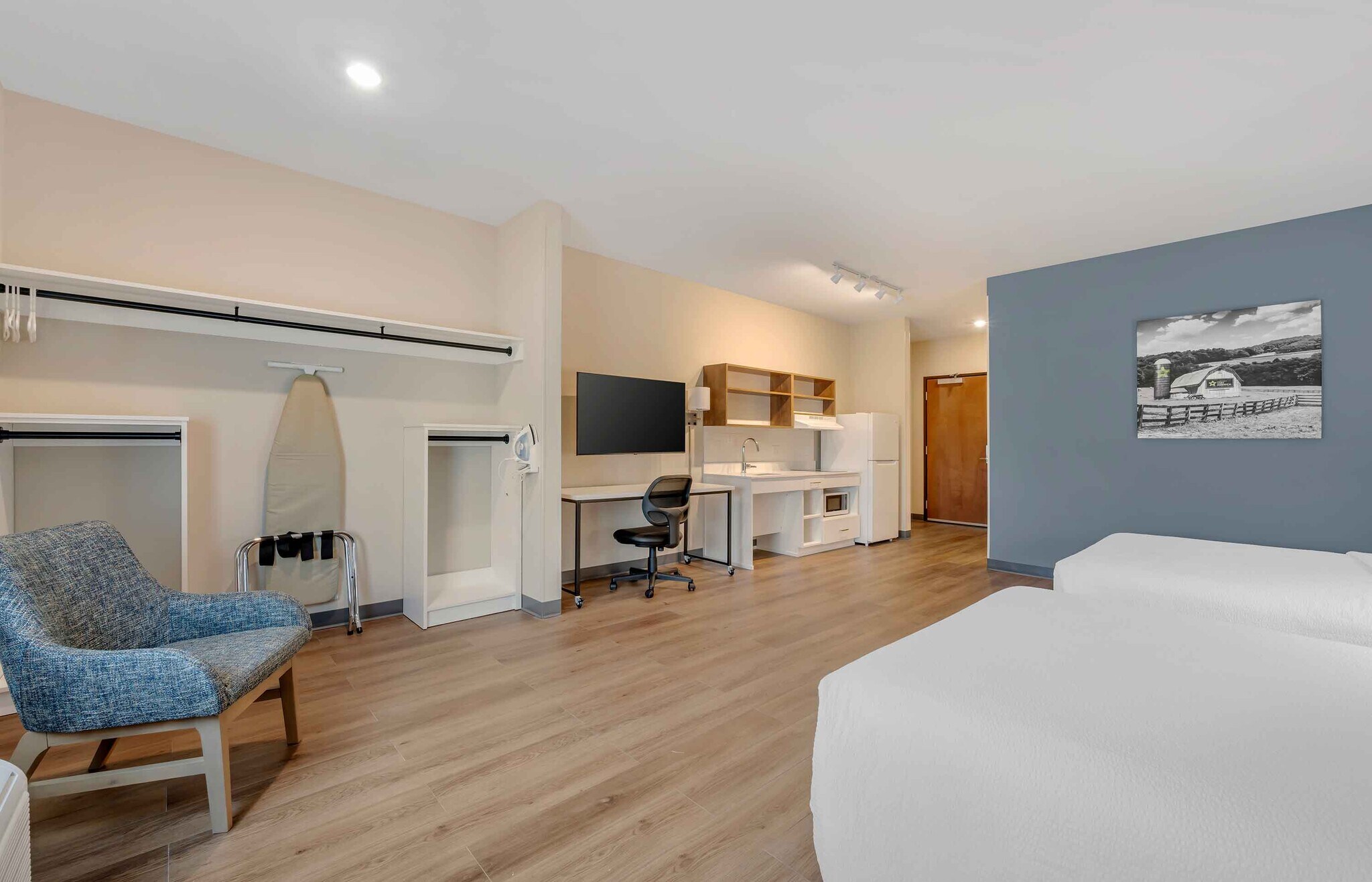 Building Photo - Furnished Studio-Phoenix - Chandler - Airport