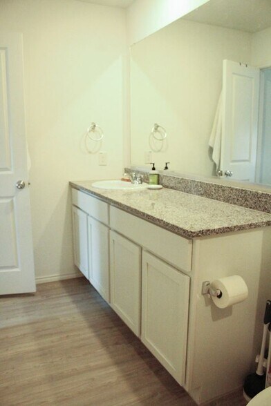 Building Photo - 5840 Cherry Holw Wy