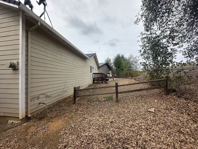 Building Photo - Move in special: $500 off first months rent! Home located in a gated Lakefront community with 3 s...