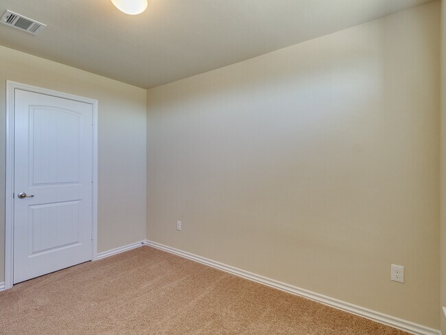 Building Photo - 4 Bedrooms/2 Baths in Falling Springs Addition - Deer Creek Schools - Community Pool