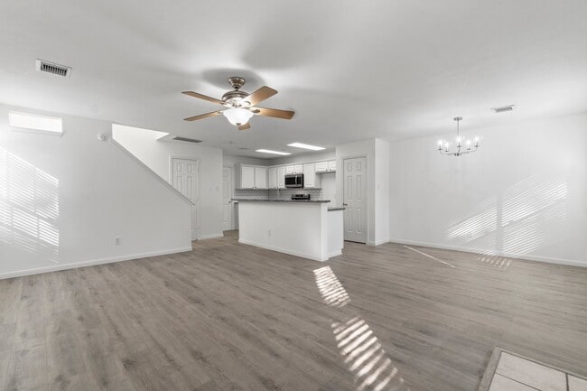 Building Photo - 122 S Walden Elms Cir