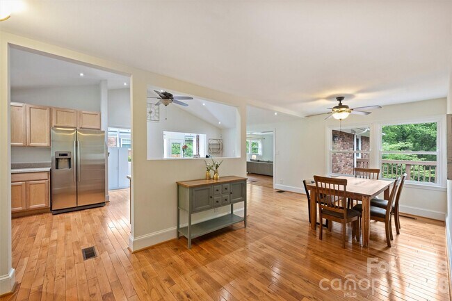 Building Photo - 2027 Wensley Dr