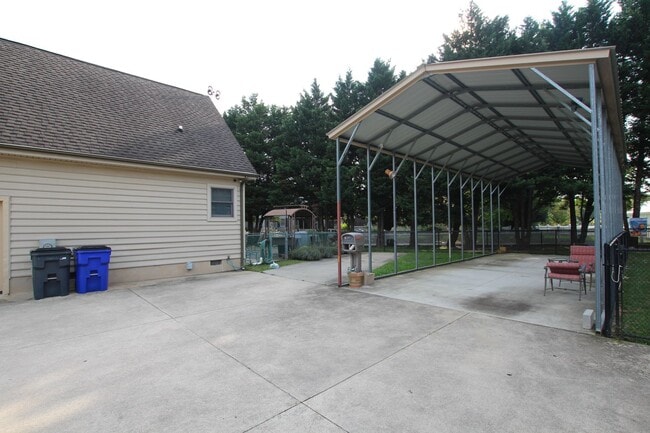 Building Photo - Garage apartment located close to area sho...