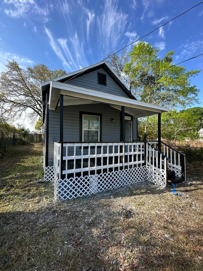 Building Photo - Fully renovated 2/1 single family residenc...