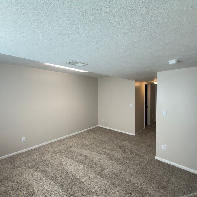 Building Photo - 3 Bedroom Duplex in Rockford!
