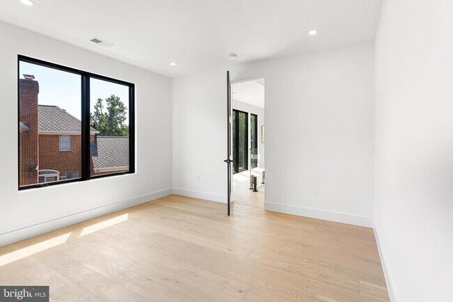 Building Photo - 1733 Chain Bridge Rd