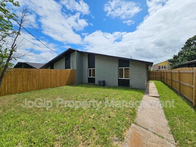 Building Photo - 1725 R Avenue