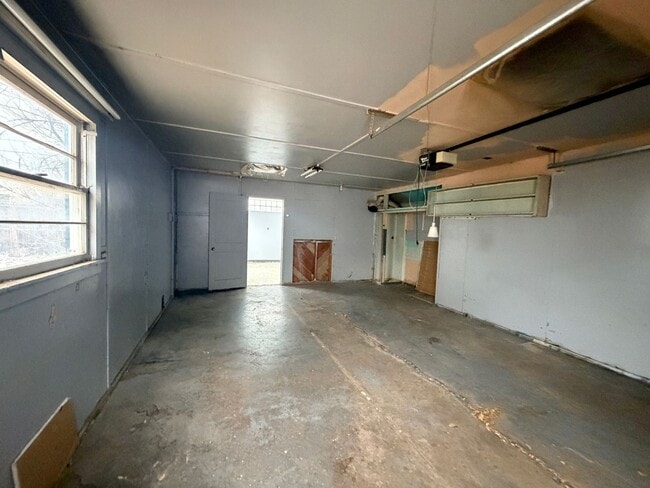 Building Photo - RENTAL 3 Bed Home w/ Garage Workshop & Fenced Yard