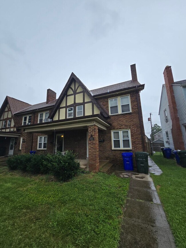 Building Photo - 596-602-602 S Hague Ave