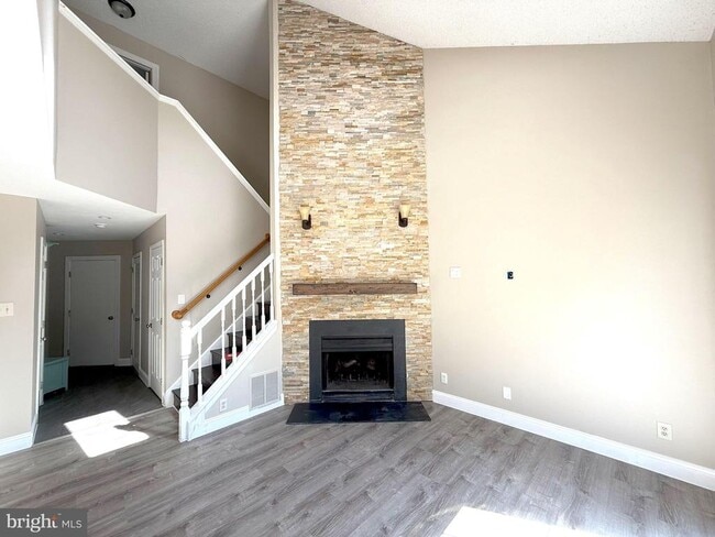 Building Photo - 44 Pondview Ln