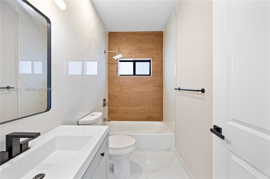 Building Photo - 630 NE 166th St