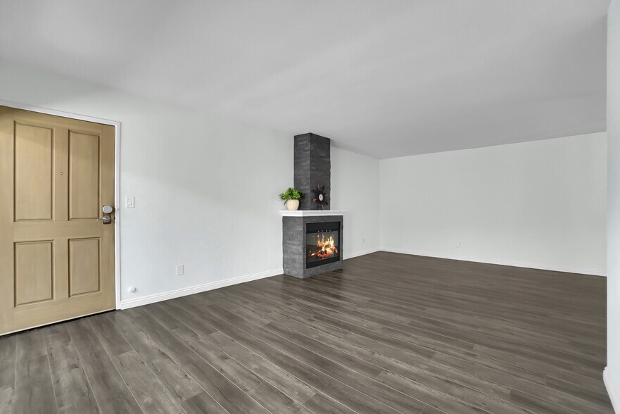 Building Photo - 2223 S Bentley Ave
