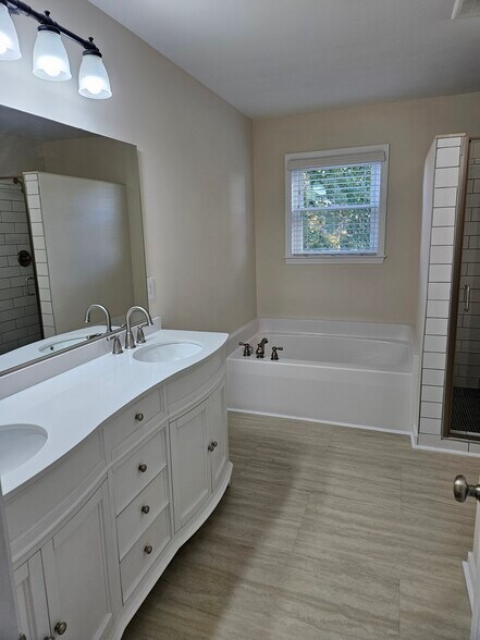 Owner suite bathroom - 919 Middle Ground Ave