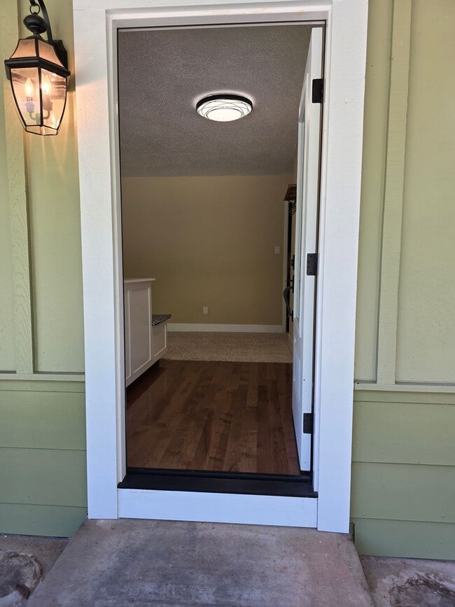Building Photo - Beautiful Single Story Home