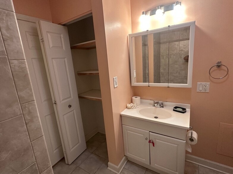 Building Photo - 5641 Circle Dr